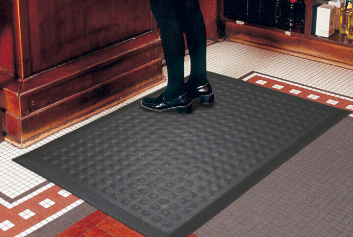 Server standing at a bar on Complete Comfort II mat