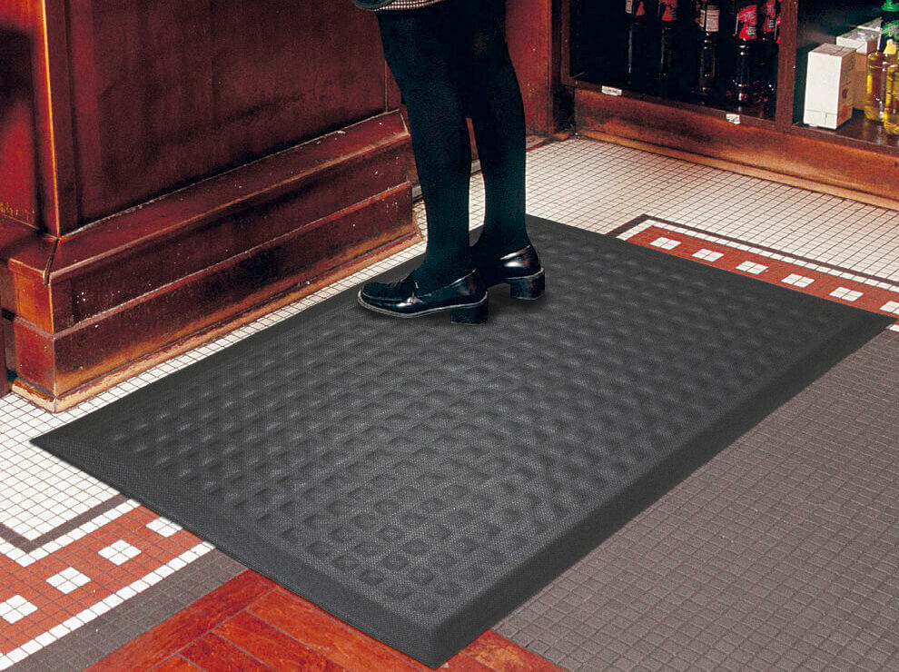 Server standing at a bar on Complete Comfort II mat